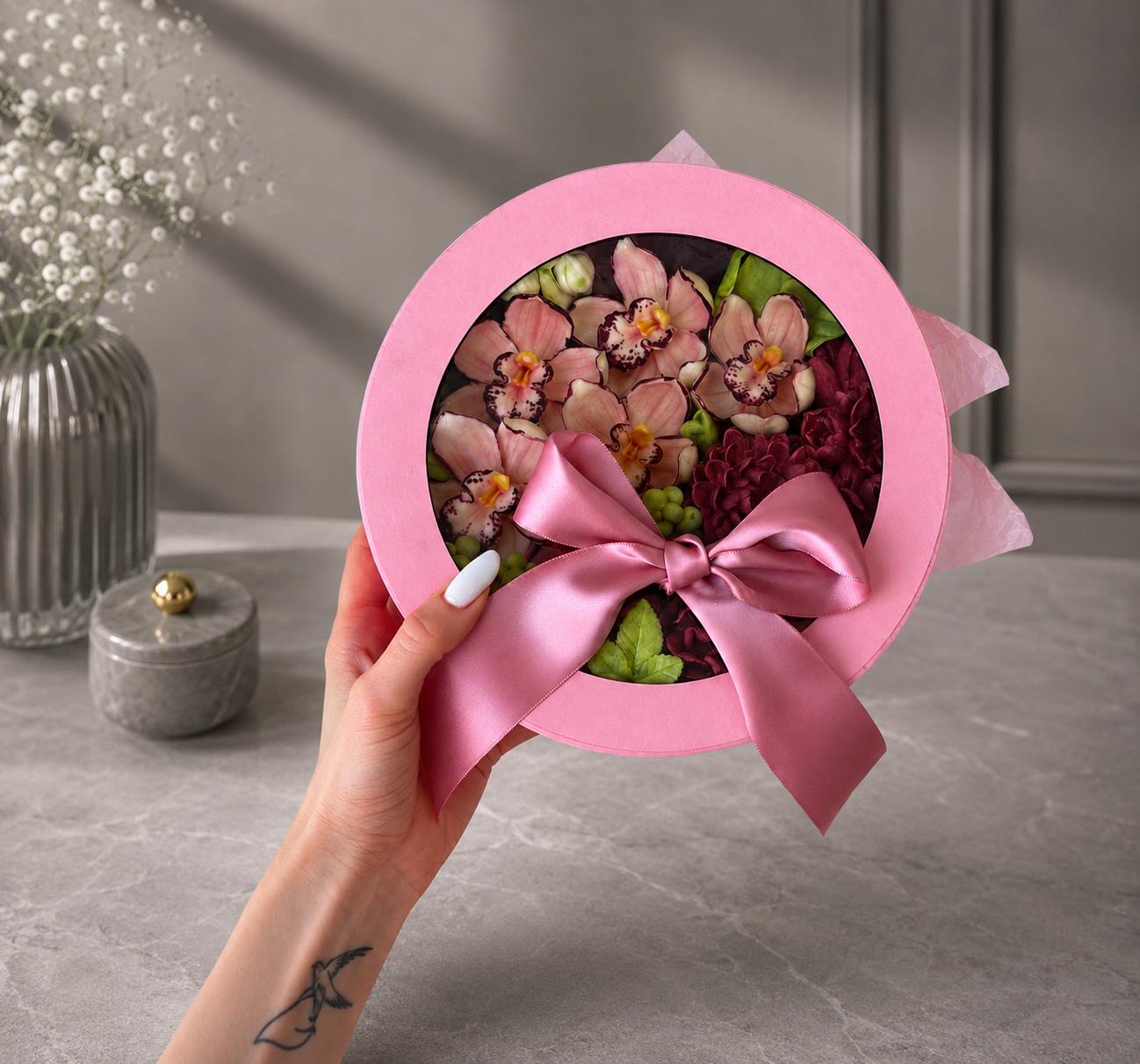 Wine Orchid Round Box cutie rotundă cu orhidee și peonii grena din bezea